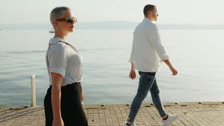 Les experts sont formels : si votre compagnon marche plusieurs mètres devant vous, cela n'a rien d'anodin