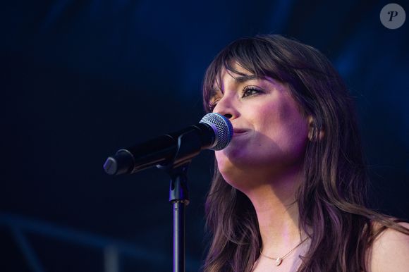 Clara Luciani se produit sur scène lors du Festiv4L Signe Renault au Chalet des Iles le 23 juin 2025 à Paris, France. Photo by Nasser Berzane/ABACAPRESS.COM