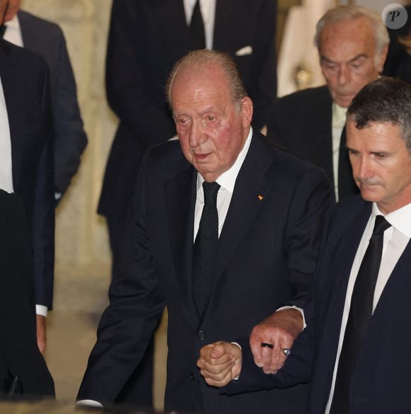 La reine Sofia et le roi Juan Carlos - La famille royale d'Espagne à la sortie des obsèques de Juan Gomez-Acebo en la cathédrale Castrense à Madrid. Le 8 septembre 2024. (Europa Press / Bestimage).