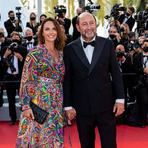Kad Merad et Julia Vignali - Montée des marches du film « OSS 117 : Alerte rouge en Afrique Noire » lors du 74ème Festival International du Film de Cannes. Le 17 juillet 2021. © Borde-Jacovides-Moreau / Bestimage