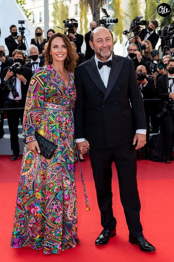 Kad Merad et Julia Vignali - Montée des marches du film « OSS 117 : Alerte rouge en Afrique Noire » lors du 74ème Festival International du Film de Cannes. Le 17 juillet 2021. © Borde-Jacovides-Moreau / Bestimage