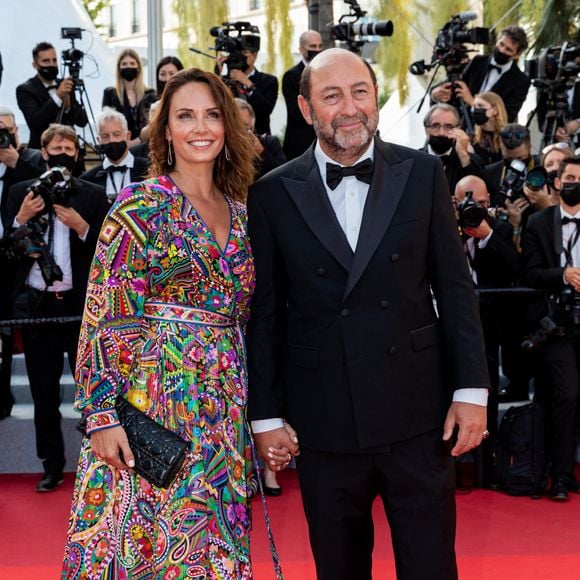 Kad Merad et Julia Vignali - Montée des marches du film « OSS 117 : Alerte rouge en Afrique Noire » lors du 74ème Festival International du Film de Cannes. Le 17 juillet 2021. © Borde-Jacovides-Moreau / Bestimage