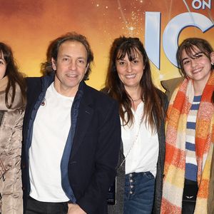 Le couple star est à la tête d'une famille composée de trois filles : Luna, Maya et Talia.

Philippe Candeloro avec sa femme Olivia et leurs filles Thalia, Maya et Luna - Première parisienne du spectacle "Aurore" à l'occasion des 80 ans d'Holiday on Ice au Dôme de Paris le 29 février 2024. 

© Coadic Guirec/bestimage