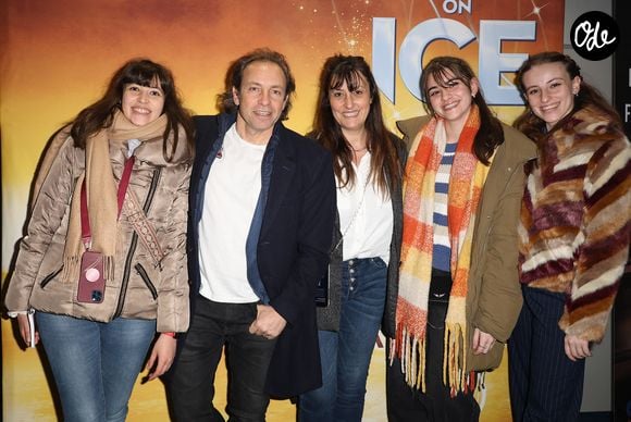 Le couple star est à la tête d'une famille composée de trois filles : Luna, Maya et Talia.

Philippe Candeloro avec sa femme Olivia et leurs filles Thalia, Maya et Luna - Première parisienne du spectacle "Aurore" à l'occasion des 80 ans d'Holiday on Ice au Dôme de Paris le 29 février 2024. 

© Coadic Guirec/bestimage