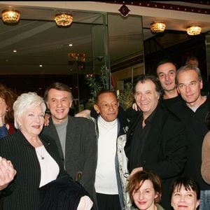 Marie Cuvelier, Bernard Dhéran, Zoé Nonn, Daniel Russo, Claire Maurier, Yvon Martin et Sophie Mounicot, Line Renaud, Henri Salvador, Chantal Lauby, Pascal Sellem - Laurent Baffie et toute sa troupe fêtent la 100ème représentation, au Théâtre du Palais Royal, de leur pièce "Toc Toc"
© BERTRAND RINDOFF PETROFF / BESTIMAGE