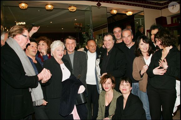 Marie Cuvelier, Bernard Dhéran, Zoé Nonn, Daniel Russo, Claire Maurier, Yvon Martin et Sophie Mounicot, Line Renaud, Henri Salvador, Chantal Lauby, Pascal Sellem - Laurent Baffie et toute sa troupe fêtent la 100ème représentation, au Théâtre du Palais Royal, de leur pièce "Toc Toc"
© BERTRAND RINDOFF PETROFF / BESTIMAGE