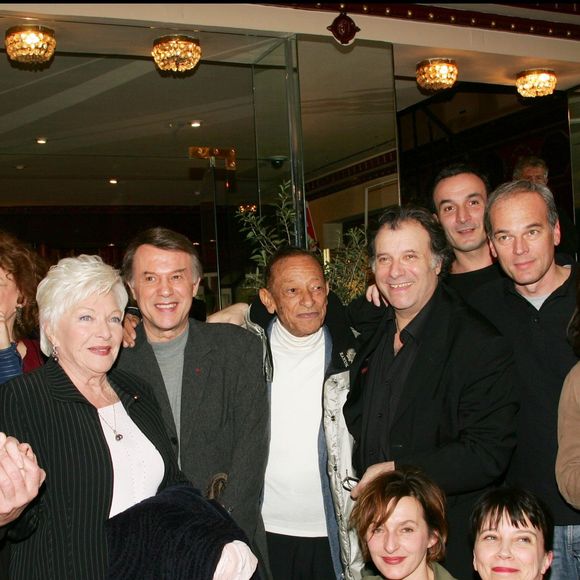 Marie Cuvelier, Bernard Dhéran, Zoé Nonn, Daniel Russo, Claire Maurier, Yvon Martin et Sophie Mounicot, Line Renaud, Henri Salvador, Chantal Lauby, Pascal Sellem - Laurent Baffie et toute sa troupe fêtent la 100ème représentation, au Théâtre du Palais Royal, de leur pièce "Toc Toc"
© BERTRAND RINDOFF PETROFF / BESTIMAGE