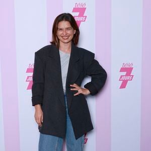 Épanouie sur le plan amoureux, l'artiste a également tourné la page d'une aventure télévisuelle marquante.

Lucie Bernardoni - Soirée Télé 7 jours Chez Francette à Paris, le 4 septembre 2025.

© Christophe Aubert via Bestimage