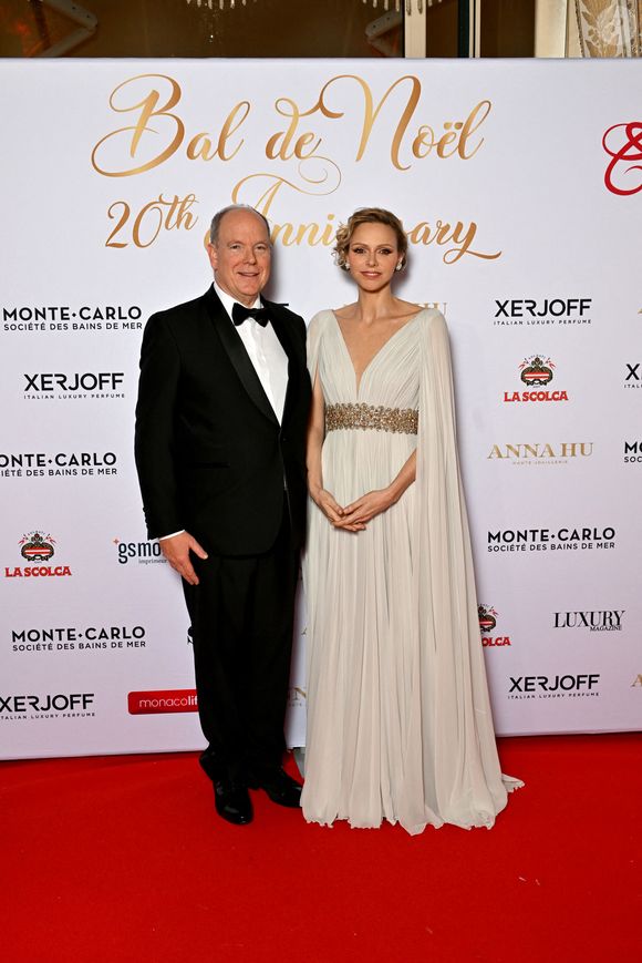 Le prince Albert II de Monaco et la princesse Charlene lors du Bal de Noël à la salle Empire de l'hôtel de Paris à Monaco, le 12 décembre 2025. © Bruno Bebert / Bestimage