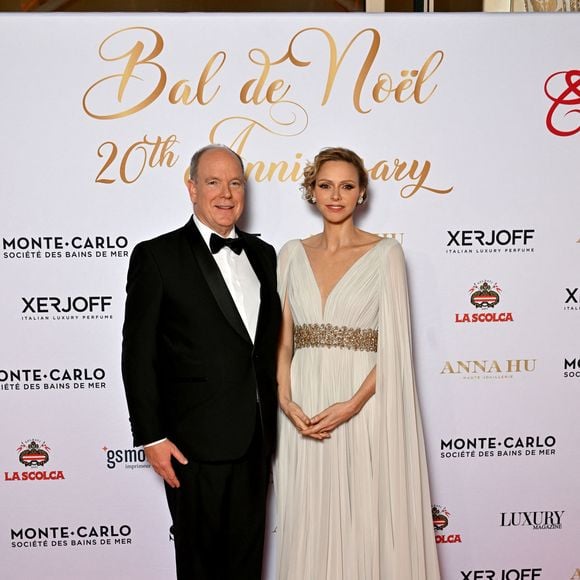 Le prince Albert II de Monaco et la princesse Charlene lors du Bal de Noël à la salle Empire de l'hôtel de Paris à Monaco, le 12 décembre 2025. © Bruno Bebert / Bestimage
