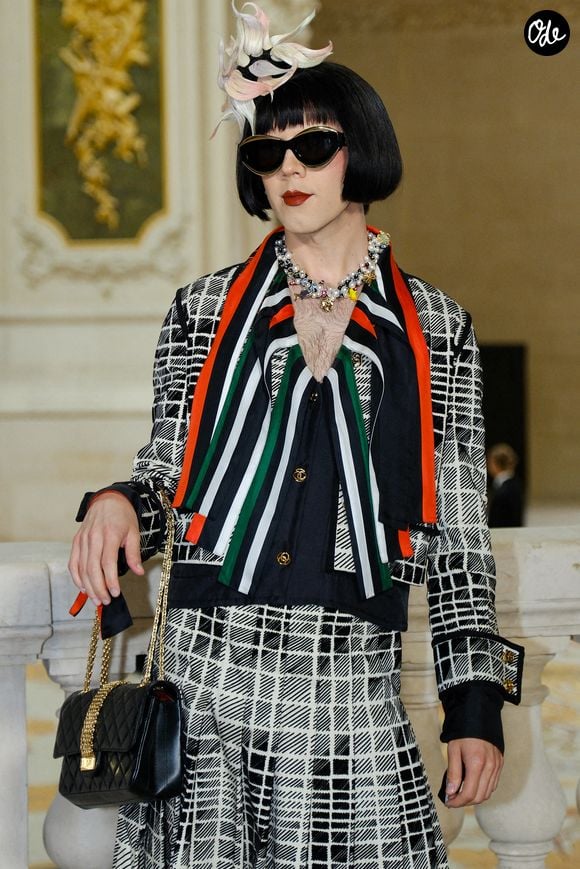 Cole Escola au deuxième défilé Chanel "Collection Haute Couture Automne/Hiver 2026-2027" lors de la Fashion Week de Paris, le 7 juillet 2026

© Pauline Mourey / Bestimage