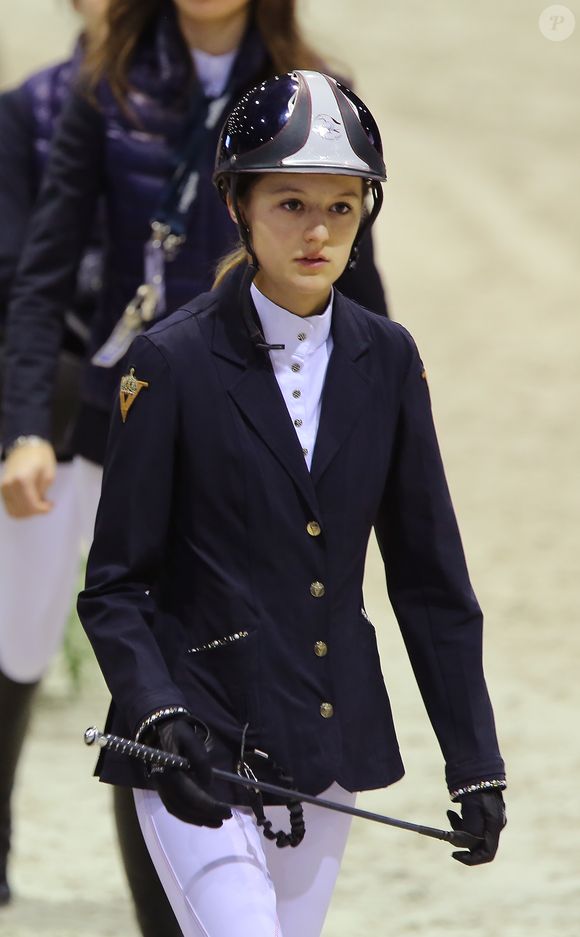 Lola Courbet, la fille de l'animateur Julien Courbet, en reconnaissance avec son père au jumping international de Bordeaux le 7 février 2016. Lola Courbet monte pour son partenaire Victory Horse. © Thibaud Moritz/Quentin Salinier/Bestimage