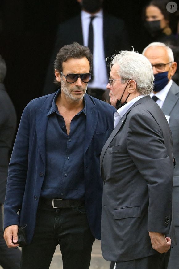 Alain Delon et son fils Anthony - Obsèques de Jean-Paul Belmondo en  l'église Saint-Germain-des-Prés, à Paris le 10 septembre 2021. © Dominique Jacovides / Bestimage