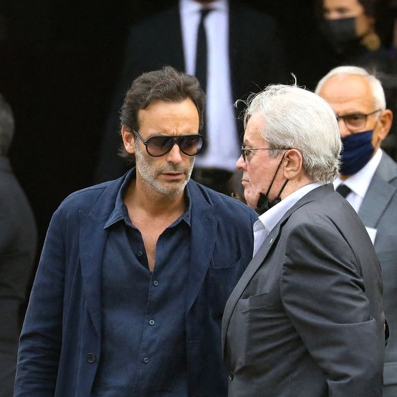 Alain Delon et son fils Anthony - Obsèques de Jean-Paul Belmondo en  l'église Saint-Germain-des-Prés, à Paris le 10 septembre 2021. © Dominique Jacovides / Bestimage