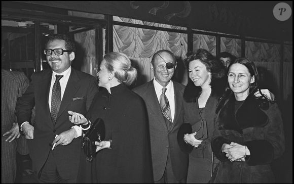 Archives - La baronne Nadine de Rothschild avec son mari Edmond, Moshe Daya et sa femme sortant de chez Régine.
BERTRAND RINDOFF PETROFF / BESTIMAGE
