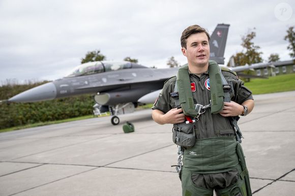 Le Prince héritier Christian vole à bord d'un avion F-16 depuis la caserne de Skrydstrup, le lundi 13 octobre 2025. Ce vol est l'un des derniers vols d'entraînement quotidiens pour l'avion de chasse F16. Plus tard dans l'année, le F-16 sera remplacé par le F-35, qui n'a de place que pour le pilote.  Photo by Ida Marie Odgaard/Ritzau Scanpix/ABACAPRESS.COM