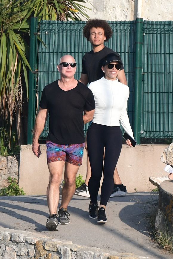 Jeff Bezos et Lauren Sanchez poursuivent leurs vacances en s'arrêtant à Cannes, où ils ont fait une randonnée sur l'île Sainte Marguerite, en France, le 18 juin 2023. Photo par Pool With Starface only for France/ABACAPRESS.COM
