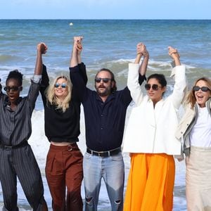 La présidente des membres du jury Golshifteh Farahani entourée de Benjamin Millepied, Philippine Leroy-Beaulieu, Thomas Cailley, Emilie Tronche, Eye Haidara, Katell Quillevere et Vincent Macaigne lors du photocall des membres du jury lors du 51e Festival du Cinéma Américain de Deauville le 8 septembre 2025. © Denis Guignebourg/Bestimage