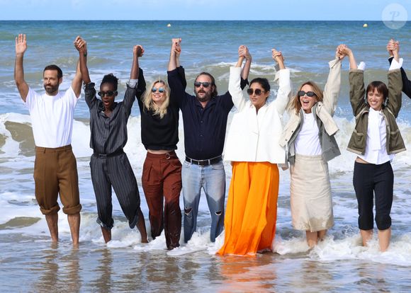 La présidente des membres du jury Golshifteh Farahani entourée de Benjamin Millepied, Philippine Leroy-Beaulieu, Thomas Cailley, Emilie Tronche, Eye Haidara, Katell Quillevere et Vincent Macaigne lors du photocall des membres du jury lors du 51e Festival du Cinéma Américain de Deauville le 8 septembre 2025. © Denis Guignebourg/Bestimage