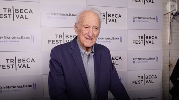 Au cinéma, le grand public a aussi pu l'admirer en tant qu'acteur dans "Find Me Guilty " Sidney Lumet, "New York" de Charlie Kaufman ou même dans "Manhattan Murder Mystery" de Woody Allen. 

Jerry Alder mis à l'honneur par nos confrères "E! News" suite à sa disparition.(Capture d'écran YouTube).