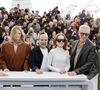 Ce vendredi 15 mai, l'équipe du film Histoires parallèles s'est réunie pour le photocall.

Pierre Niney, Virginie Efira, Asghard Farhadi, Isabelle Huppert, Vincent Cassel, Adam Bessa - Photocall du film "Histoires Parallèles" lors du 79ème Festival International du Film de Cannes, le 15 mai 2026.
© Jacovides/Moreau/Bestimage