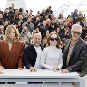 Ce vendredi 15 mai, l'équipe du film Histoires parallèles s'est réunie pour le photocall.

Pierre Niney, Virginie Efira, Asghard Farhadi, Isabelle Huppert, Vincent Cassel, Adam Bessa - Photocall du film "Histoires Parallèles" lors du 79ème Festival International du Film de Cannes, le 15 mai 2026.
© Jacovides/Moreau/Bestimage