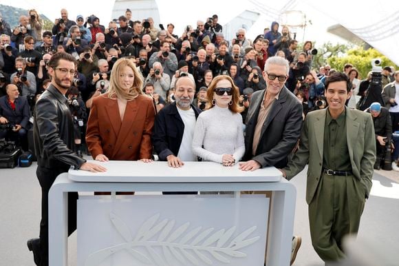 Ce vendredi 15 mai, l'équipe du film Histoires parallèles s'est réunie pour le photocall.

Pierre Niney, Virginie Efira, Asghard Farhadi, Isabelle Huppert, Vincent Cassel, Adam Bessa - Photocall du film "Histoires Parallèles" lors du 79ème Festival International du Film de Cannes, le 15 mai 2026.
© Jacovides/Moreau/Bestimage