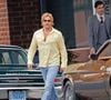 En quasiment un an, elle lui a versé près de 100 000 euros.

Los Angeles, CA Brad Pitt affiche un sourire à un million de dollars lors du tournage d'une scène matinale de la suite de Once Upon a Time in Hollywood (Il était une fois à Hollywood). Brad semblait très heureux de recevoir une tasse de café Starbucks de la part d'un assistant personnel sur le plateau. Octobre 2025

Photo : Backgrid USA / Bestimage