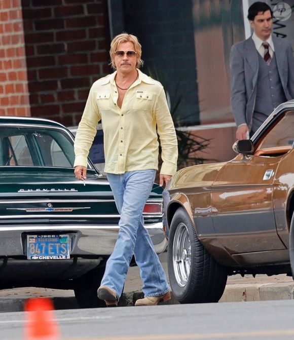 En quasiment un an, elle lui a versé près de 100 000 euros.

Los Angeles, CA Brad Pitt affiche un sourire à un million de dollars lors du tournage d'une scène matinale de la suite de Once Upon a Time in Hollywood (Il était une fois à Hollywood). Brad semblait très heureux de recevoir une tasse de café Starbucks de la part d'un assistant personnel sur le plateau. Octobre 2025

Photo : Backgrid USA / Bestimage