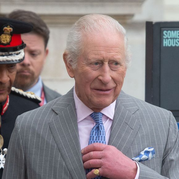 Ce jeudi, il a été révélé par Sky News et d'autres médias britanniques que le roi Charles a été brièvement hospitalisé 

Le roi Charles III d'Angleterre, quitte l'exposition "Soil : Le monde à nos pieds" au Somerset House à Londres.