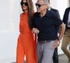 Après avoir raconté qu'ils préfèrent employer certaines versions britanniques des mots plutôt qu'américaines, l'acteur a dévoilé qu'ils tenaient à une tradition de Noël de leur mère. 

George Clooney et sa femme Amal ont été aperçus quittant l'aéroport Marco Polo de Venise après avoir assisté à la 81e Mostra de Venise au Lido de Venise.