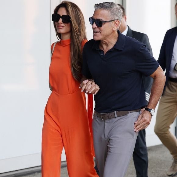 Après avoir raconté qu'ils préfèrent employer certaines versions britanniques des mots plutôt qu'américaines, l'acteur a dévoilé qu'ils tenaient à une tradition de Noël de leur mère. 

George Clooney et sa femme Amal ont été aperçus quittant l'aéroport Marco Polo de Venise après avoir assisté à la 81e Mostra de Venise au Lido de Venise.