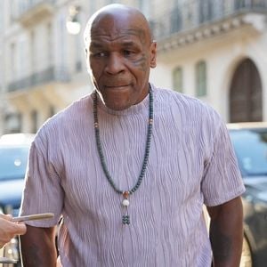 Aujourd'hui âgé de 59 ans, il affirme avoir dilapidé la majeure partie de sa fortune.

Exclusif - La légende de la boxe devenue podcasteur Mike Tyson et son épouse Lakiha Spicer ont été aperçus sortant de leur hôtel pour se rendre à l'aéroport de Paris, en France. Mike portait un ensemble court assorti, des mocassins et un chapelet autour du cou.



Sur la photo : Mike Tyson