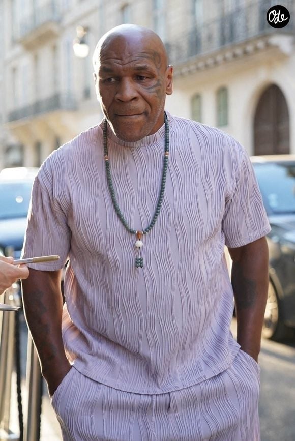 Aujourd'hui âgé de 59 ans, il affirme avoir dilapidé la majeure partie de sa fortune.

Exclusif - La légende de la boxe devenue podcasteur Mike Tyson et son épouse Lakiha Spicer ont été aperçus sortant de leur hôtel pour se rendre à l'aéroport de Paris, en France. Mike portait un ensemble court assorti, des mocassins et un chapelet autour du cou.



Sur la photo : Mike Tyson