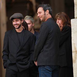 Ben Attal, Roman de Kermadec (Fils de Kate Barry), Lou Doillon - Sorties des obsèques de Jane Birkin en l'église Saint-Roch à Paris. Le 24 juillet 2023
© Jonathan Rebboah / Panoramic / Bestimage