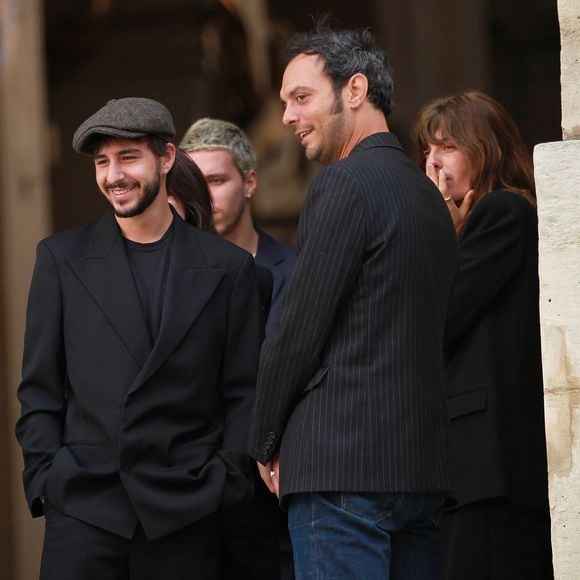 Ben Attal, Roman de Kermadec (Fils de Kate Barry), Lou Doillon - Sorties des obsèques de Jane Birkin en l'église Saint-Roch à Paris. Le 24 juillet 2023
© Jonathan Rebboah / Panoramic / Bestimage