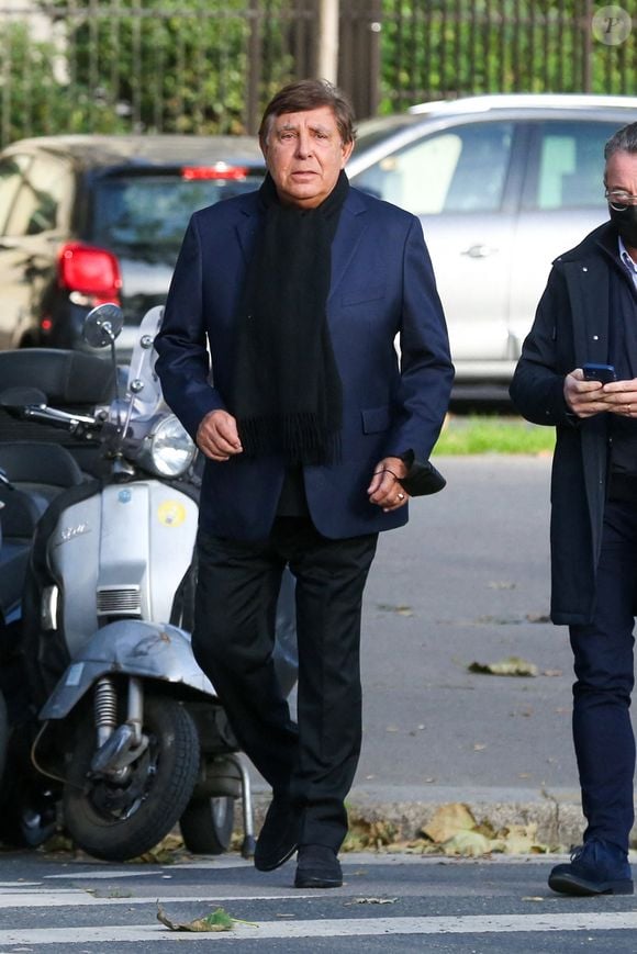 Jean-Pierre Foucault arrivant à la cérémonie des obsèques d'Etienne Mougeotte à l'église Saint-François-Xavier à Paris, France, le 13 octobre 2021. Etienne Mougeotte , patron des grands médias français et ancien dirigeant emblématique de TF1, est décédé jeudi à l'âge de 81 ans. Photo par Jerome Domine/ABACAPRESS.COM