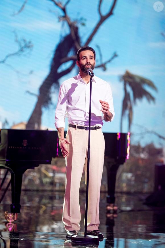 Au programme, des artistes venus performer sur scène.

Exclusif - Le chanteur Ycare sur le plateau de l’émission “Unis pour Mayotte” diffusée en direct sur France 2, qui a permis de récolter plus de 5 millions de dons le 17 décembre 2024.
© Pierre Perusseau / Bestimage