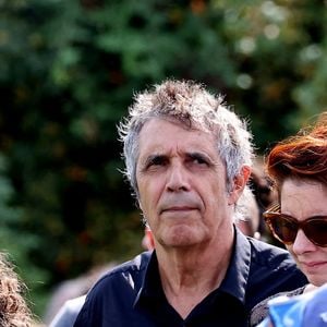Julien Clerc et sa femme Hélène Grémillon aux obsèques civiles du journaliste Gérard Leclerc au cimetière des Trois-Moutiers à Loudun, dans la Vienne, France, le 24 août 2023; dont son père avait longtemps été le maire et où il avait lui-même siégé au conseil municipal. © Dominique Jacovides/Bestimage