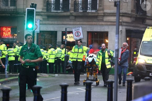 Les services de secours et de police, après le drame survenu à Liverpool, où une voiture a foncé dans la foule, le 26 mai 2025. Mirrorpix / Bestimage