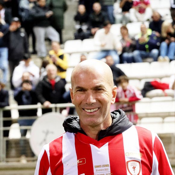 Zinedine Zidane lors de la première édition du « match des légendes » opposant l'équipe des Légendes, les anciens de Cannes, à l'équipe des Étoiles avec pour capitaine Didier Deschamps, au stade Pierre de Coubertin à Cannes, le 30 octobre 2025. 

© Dominique Jacovides  / Bruno Bebert / Bestimage