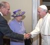 Ni son personnel ni ses fidèles conseillers ne savent ce qu'elle contient

Le 3 avril 2014, le Duc d'Edimbourg serrant la main du Pape François alors que la Reine Elizabeth II arrive pour une réunion au Vatican.©Arthur Edwards/The Sun/PA Wire : Arthur Edwards/The Sun/PA Wire
