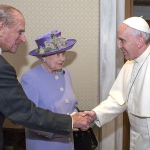 Ni son personnel ni ses fidèles conseillers ne savent ce qu'elle contient

Le 3 avril 2014, le Duc d'Edimbourg serrant la main du Pape François alors que la Reine Elizabeth II arrive pour une réunion au Vatican.©Arthur Edwards/The Sun/PA Wire : Arthur Edwards/The Sun/PA Wire