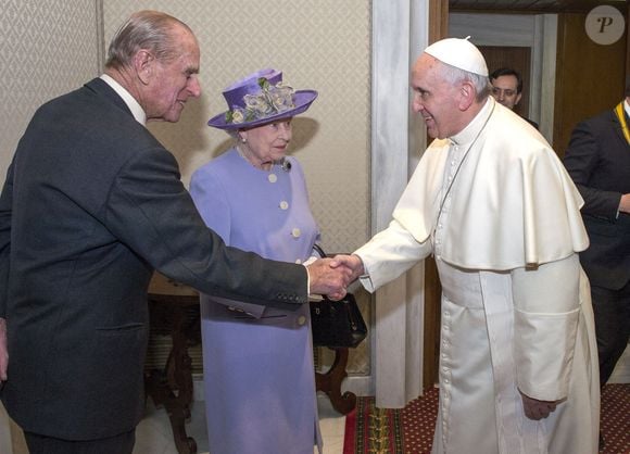 Ni son personnel ni ses fidèles conseillers ne savent ce qu'elle contient

Le 3 avril 2014, le Duc d'Edimbourg serrant la main du Pape François alors que la Reine Elizabeth II arrive pour une réunion au Vatican.©Arthur Edwards/The Sun/PA Wire : Arthur Edwards/The Sun/PA Wire