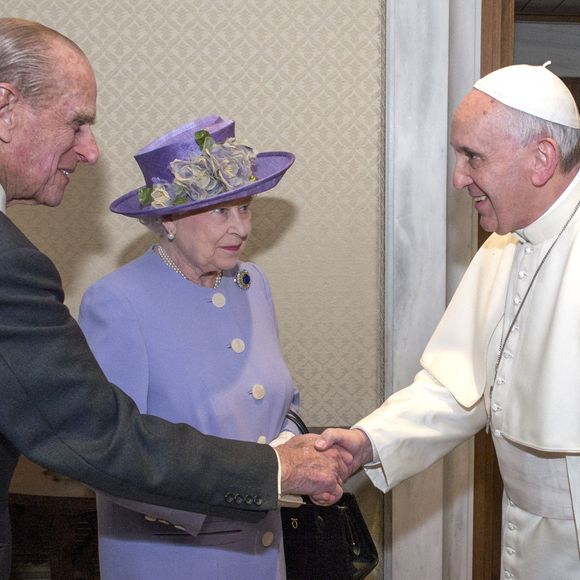 Ni son personnel ni ses fidèles conseillers ne savent ce qu'elle contient

Le 3 avril 2014, le Duc d'Edimbourg serrant la main du Pape François alors que la Reine Elizabeth II arrive pour une réunion au Vatican.©Arthur Edwards/The Sun/PA Wire : Arthur Edwards/The Sun/PA Wire