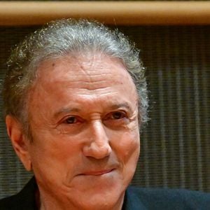 Le présentateur de télévision Michel Drucker assiste à une audition devant la commission d'enquête parlementaire sur la neutralité, le fonctionnement et le financement de la radiodiffusion publique à l'Assemblée nationale à Paris, France, le 31 mars 2026.

© Christian Liewig/Bestimage
