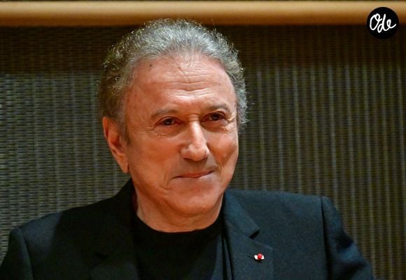 Le présentateur de télévision Michel Drucker assiste à une audition devant la commission d'enquête parlementaire sur la neutralité, le fonctionnement et le financement de la radiodiffusion publique à l'Assemblée nationale à Paris, France, le 31 mars 2026.

© Christian Liewig/Bestimage
