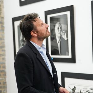 "Aujourd'hui, avec l'âge, je me suis mis au yoga. J'aime bien aussi tout ce qui est cross-fit", expliquait-il, avant d'évoquer cette difficulté qui a changé sa pratique de la course à pied
Samuel Le Bihan - Vernissage de l'Exposition « 11 »consacrée au photographe et réalisateur Richard Aujard sur l'Île Saint-Louis le 9 octobre 2025.
© Anne-Sophie Guebey / Bestimage