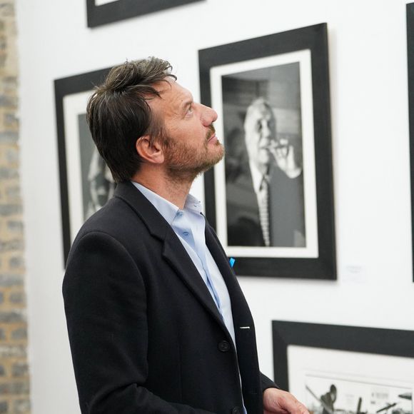 "Aujourd'hui, avec l'âge, je me suis mis au yoga. J'aime bien aussi tout ce qui est cross-fit", expliquait-il, avant d'évoquer cette difficulté qui a changé sa pratique de la course à pied 

Samuel Le Bihan - Vernissage de l'Exposition « 11 »consacrée au photographe et réalisateur Richard Aujard sur l'Île Saint-Louis le 9 octobre 2025.
© Anne-Sophie Guebey / Bestimage