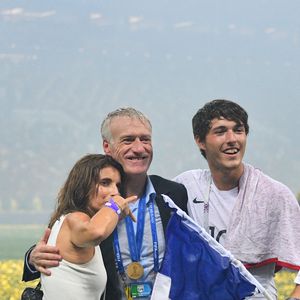 Le sélectionneur français Didier Deschamps célèbre sa victoire avec son fils Dylan et son épouse Claude après la victoire 4-2 de la France face à la Croatie en finale de la Coupe du monde de football 2018, au stade des Luzhniki à Moscou, en Russie, le 15 juillet 2018. Photo de Christian Liewig/ABACAPRESS.COM